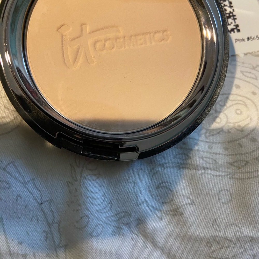 IT Cosmetics Black and Cream Celebration Foundation In Fair - Picture 6 of 9